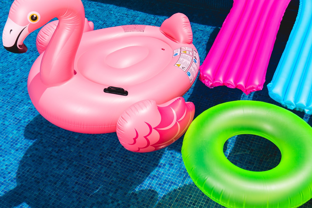 accessoires-pool-party-pexels-toni-cuenca.jpeg