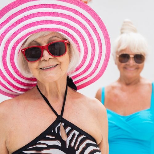 Seniors dans une piscine